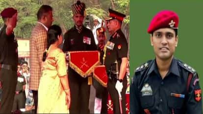 मेडल लेते कैप्टन शुभम गुप्ता के माता-पिता