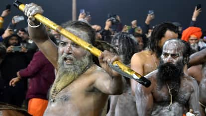 महाकुंभ में पहुंचे साधु प्रदर्शन करते हुए। सांकेतिक चित्र