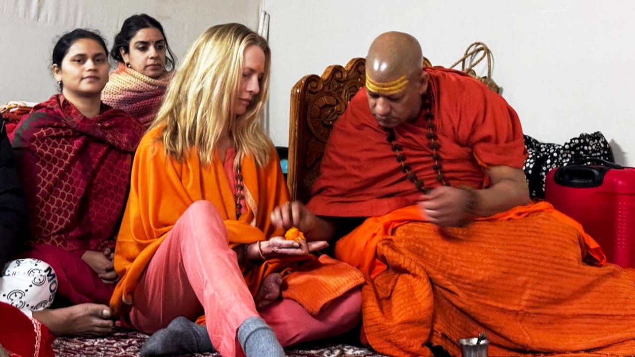 Mahakumbh 2025 Steve Jobs wife Laurene Powell Return After Visiting Maha Kumbh Prayagraj News in Hindi