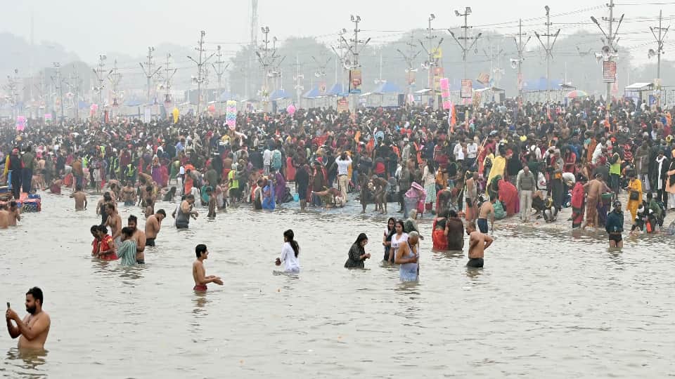 Mahakumbh 2025 Sudha Murthy did Pitru Tarpan after snan Know about it and other Details Inside disprj