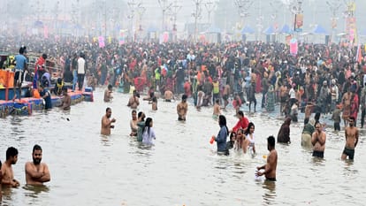 महाकुंभ नगर संगम तट पर स्नान करने पहुंचे श्रद्धालु की भारी भीड़.