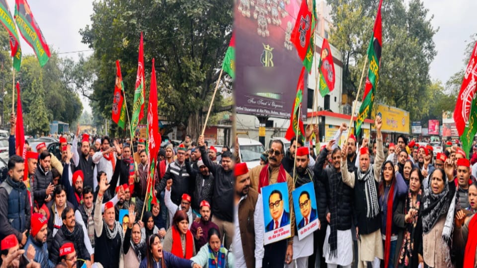 SP Supporterssit-in  protest in Meerut today, raised slogans and raised many demands
