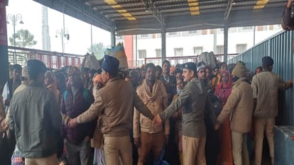 Mahakumbh: When police closed the road, hundreds missed the train, 13,499 reserved tickets were cancelled.