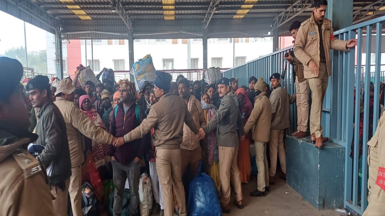 Mahakumbh: When police closed the road, hundreds missed the train, 13,499 reserved tickets were cancelled.