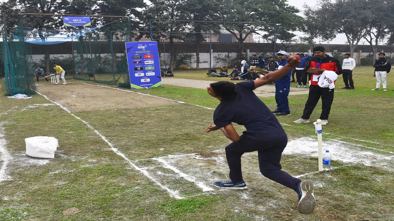 Bunty caught Mohammad Kaif catch on Samar ball in trail of LLC Ten-10 Cricket League