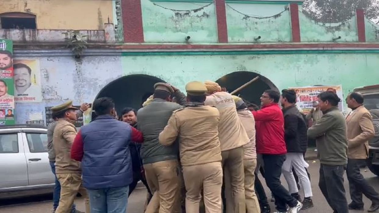 Congress leaders tried to burn the effigy of Mohan Bhagwat in Shahjahanpur