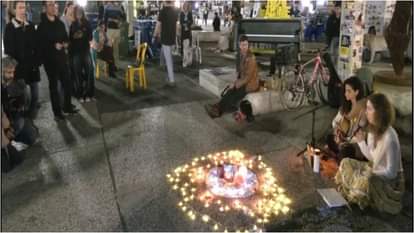 तेल अवीव में सड़क पर मृतकों को श्रद्धांजलि देते लोग।