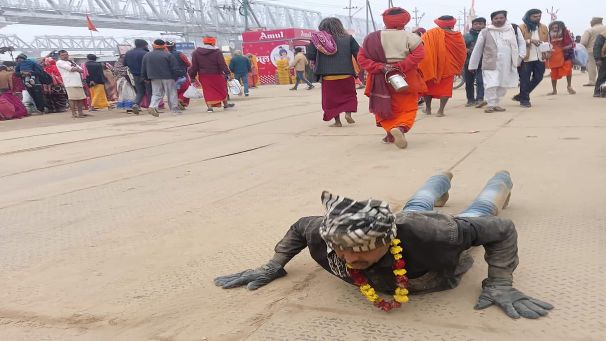 Two brothers reached the Sangam after circumambulating three kilometers in prostration and fulfilled