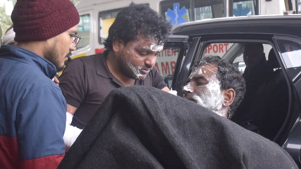 Agra oven explosion Blast while making bread 14 workers burnt five in critical condition