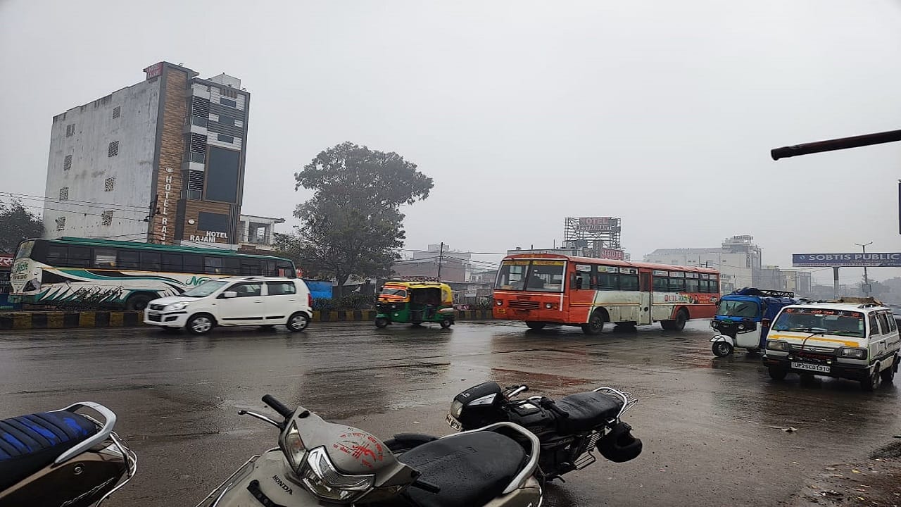UP Weather Update Rain in Bareilly and Nearby Districts Schools Closed Amid Severe Cold and Orange Fog Alert