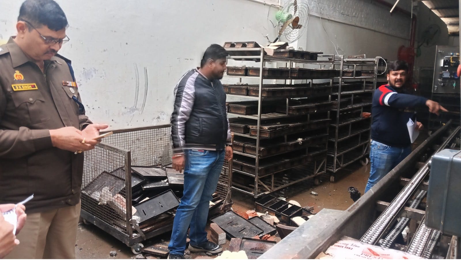 Oven Blast In Agra Krishna had come to give tiffin to his friend also got burnt in fire scene sent shivers