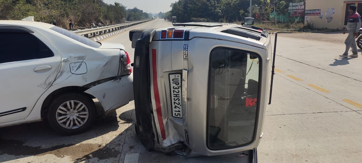 Amethi: Omni van overturns after colliding with car while trying to overtake.