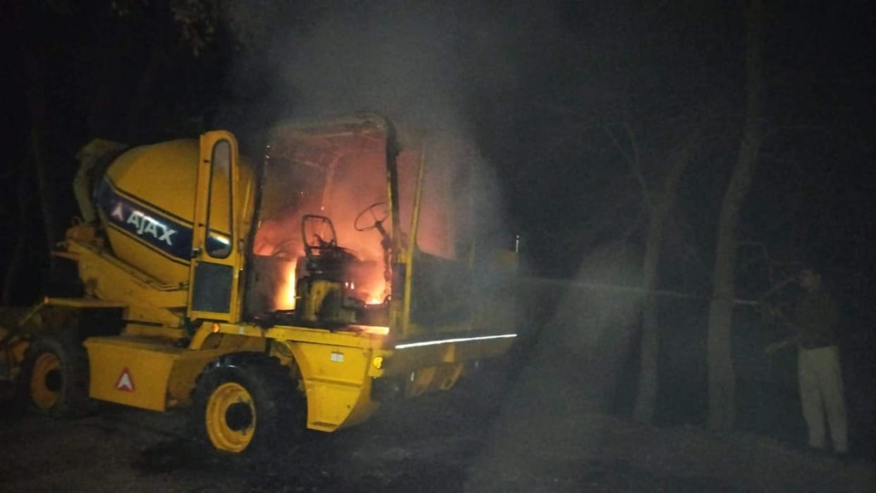Bihar News : Young man crushed by dumper mob sets fire vaishali hajipur bihar police road accident News