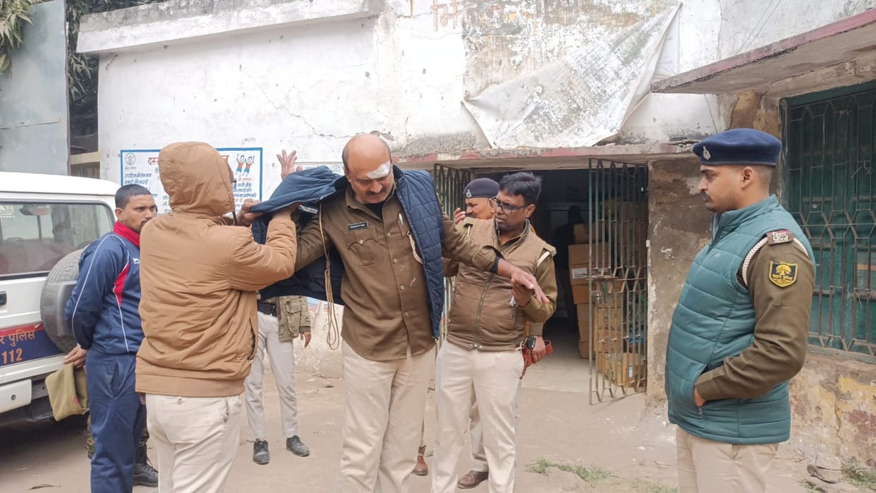 Bihar: Policemen doing duty at CM Nitish Kumar program were hit by a bike, Many Policemen injured
