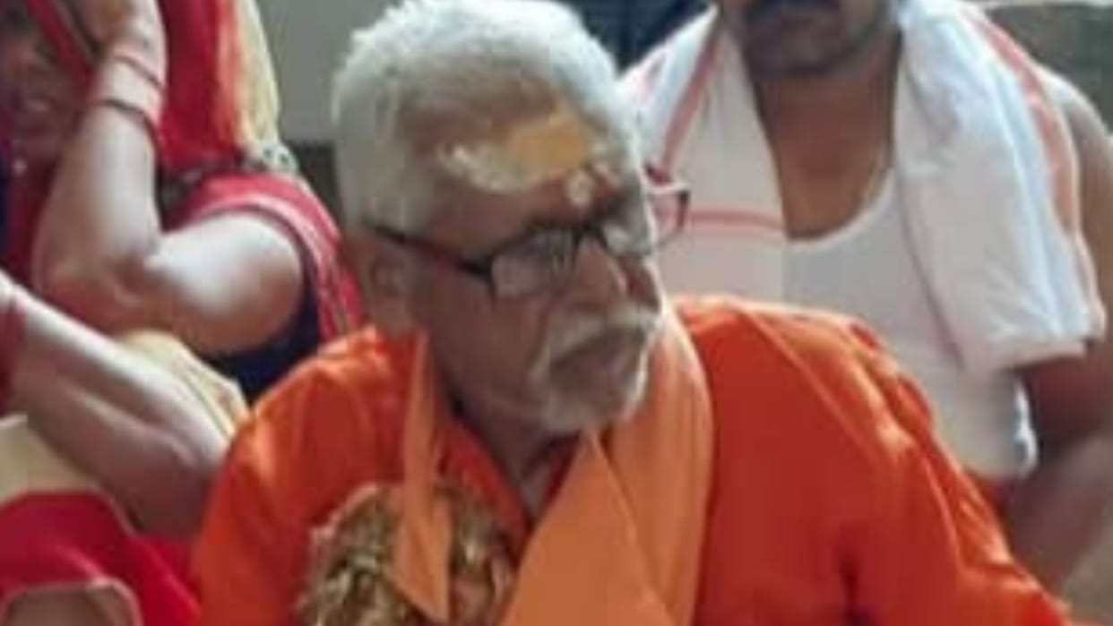 Case of death former Pradhan Silence outside house villagers not attend funeral CMO said avoid rumors