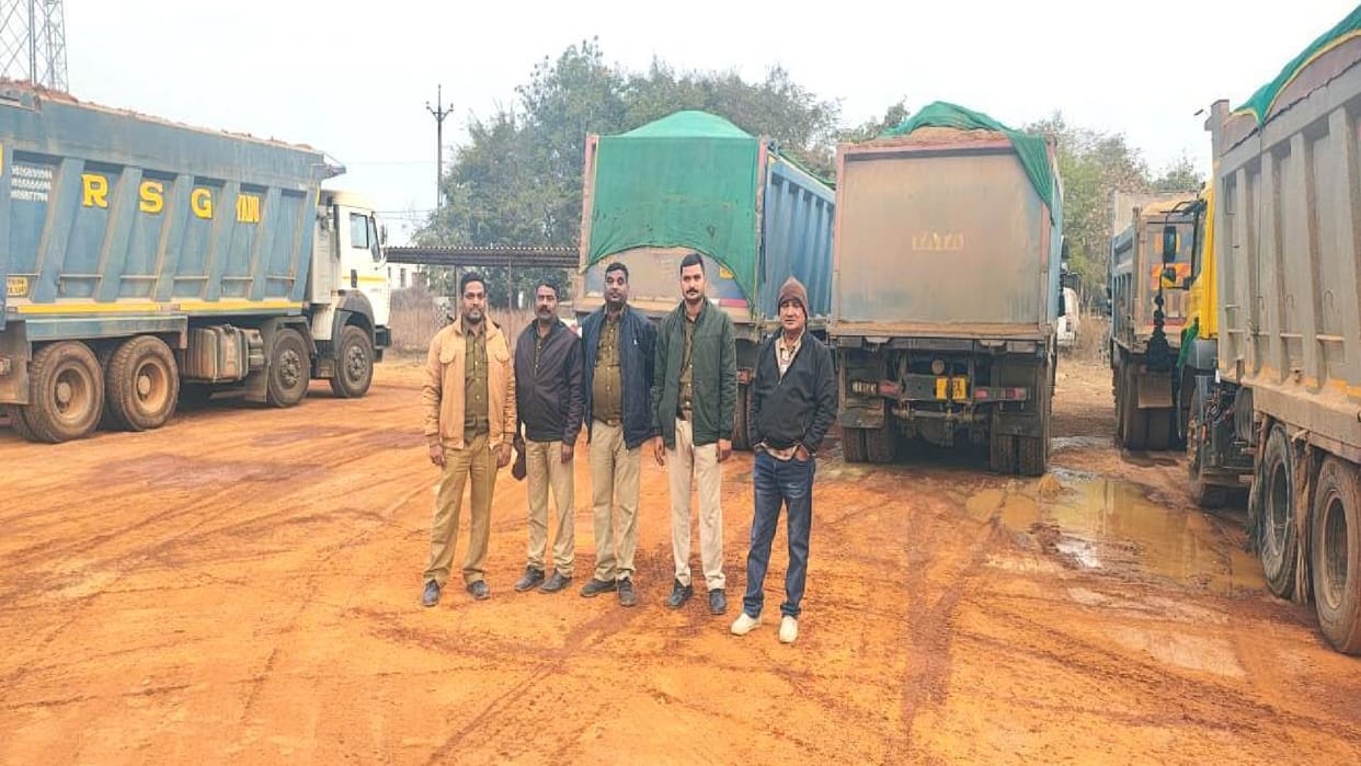 Major action against illegal sand transportation, Mineral Department team seized 12 Hyva in Raipur
