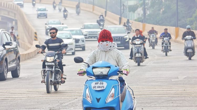 Indore News: दिन में रात जैसा अहसास, कोहरे और ठंडी हवाओं ने रोकी इंदौर की रफ्तार