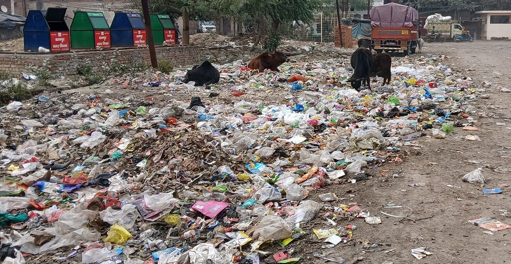 Encroachment on footpaths parks became garbage houses entrepreneurs stuck between nagar nigam and UPSIDA
