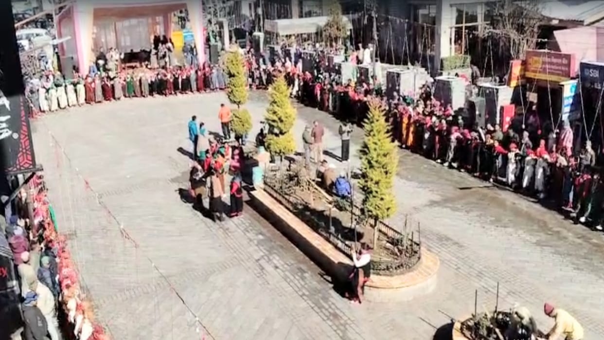 Manali Winter Carnival: Hundreds of women performed group dance on Mall Road