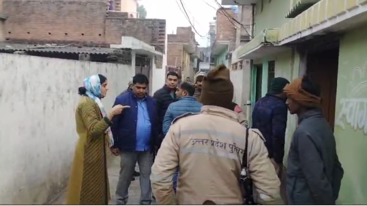 SDM raided place where trees cut using sawmill without license and recovered wood in chandauli