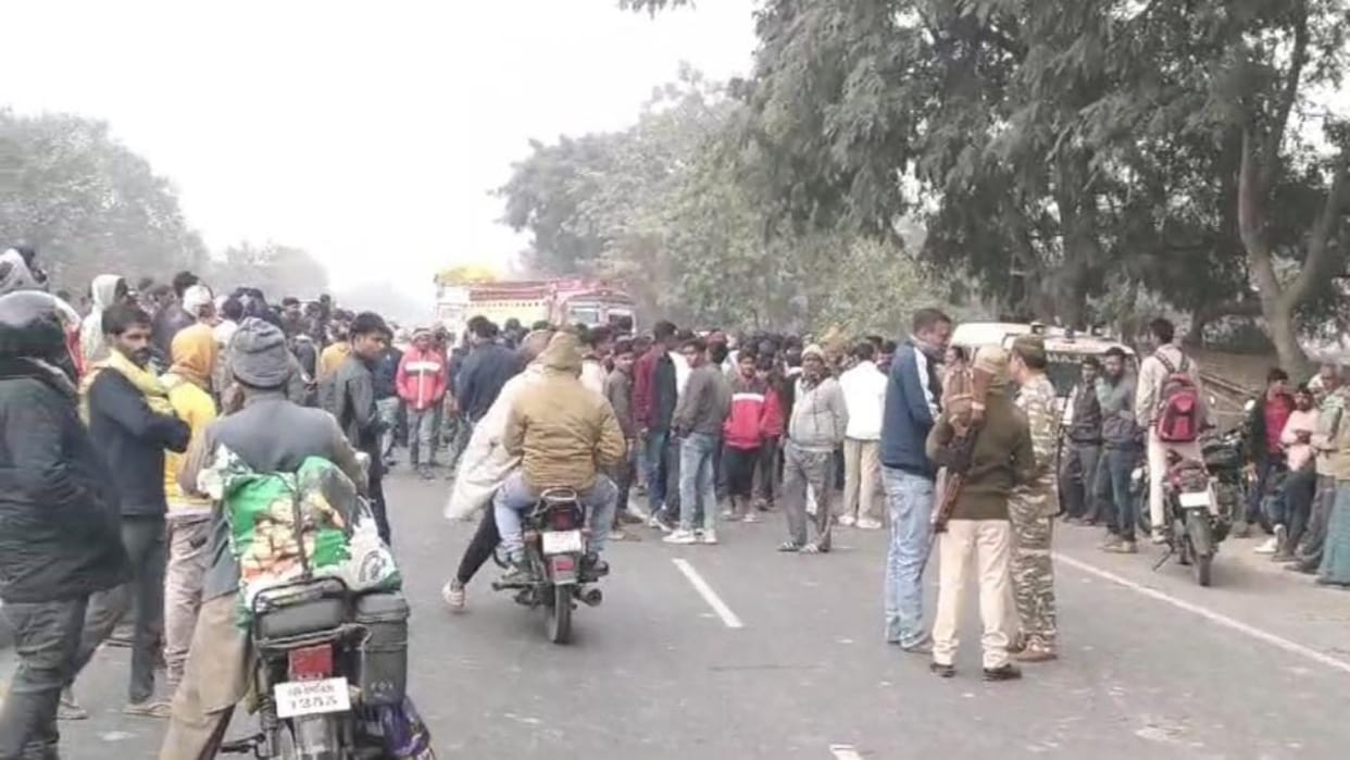 Muzaffarpur: Young man died due to electric shock in field; family members created ruckus by blocking road