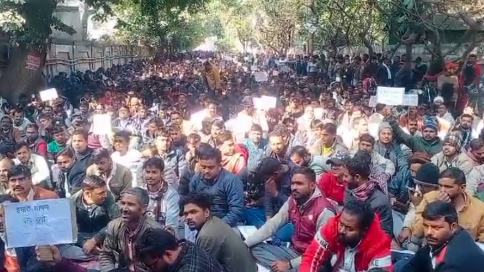 contract workers surrounded Madhyanchal Corporation in protest against privatization of electricity and layoff