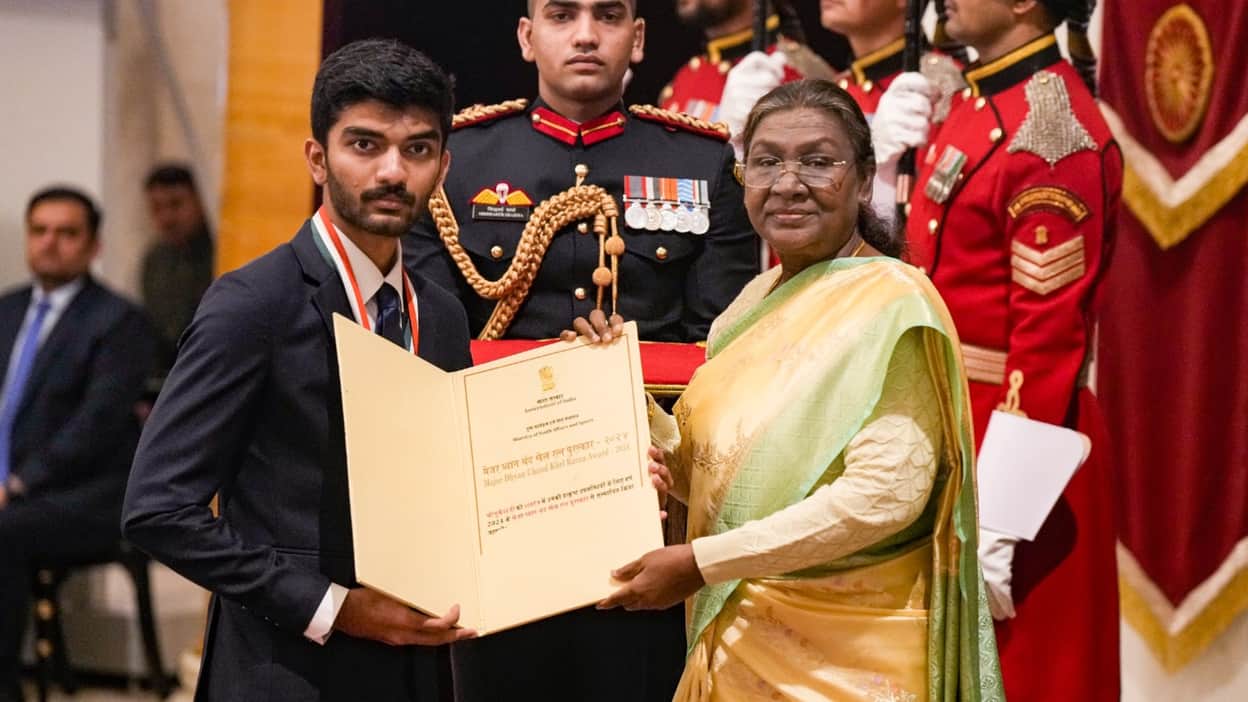 National Sports Awards 2025 Manu Bhaker, Gukesh, Harmanpreet Singh Praveen Kumar Awarded Khel Ratna Award - Amar Ujala Hindi News Live - National Sports Award:मनु भाकर-गुकेश सहित चार को मिला खेल रत्न,
