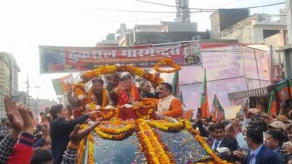 सीएम का रोड शो: उमड़ा जनसैलाब, बुजुर्गों में दिखा युवाओं जैसा जोश, धामी बोले- मतपेटियों से कमल ही कमल निकले CM pushkar singh dhami road show in haldwani