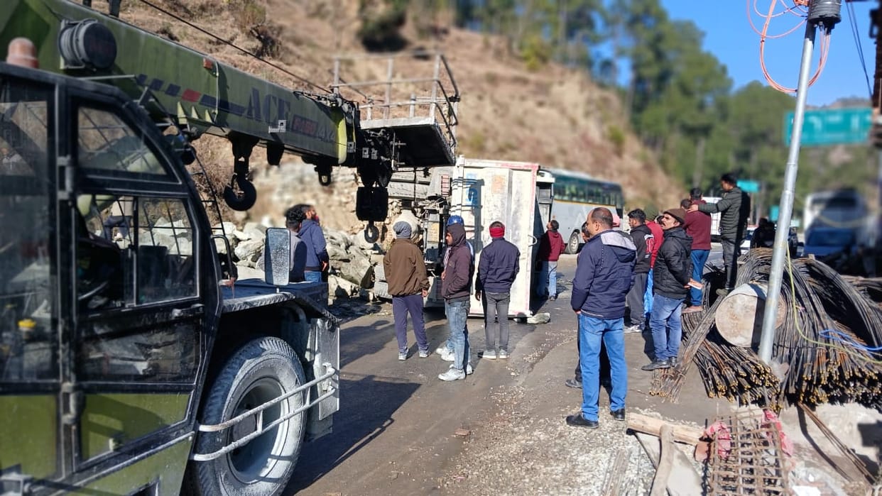 Yamunotri Highway dumper overturned on road near Dobata, driver saved his life by jumping