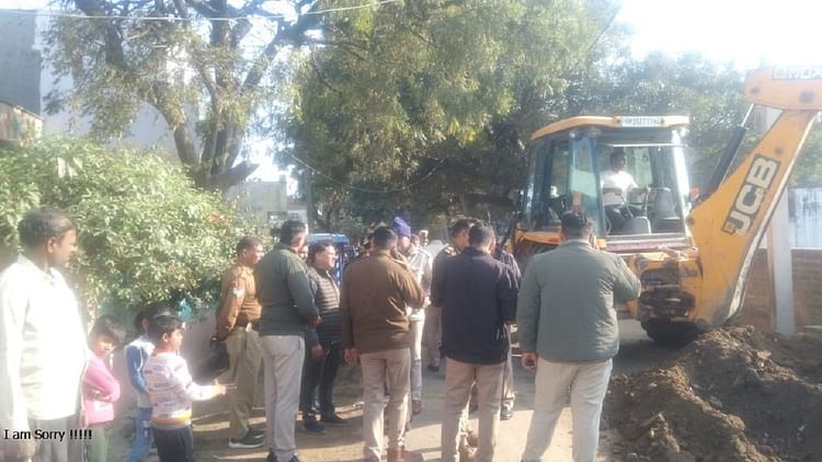 Bareilly News: फतेहगंज पूर्वी में अतिक्रमण पर चला रेलवे का बुलडोजर, कब्जामुक्त कराई जमीन
