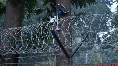 सेक्टर 39 के थाने के बाहर दीवार के पास इंस्टॉल्ड कैमरा