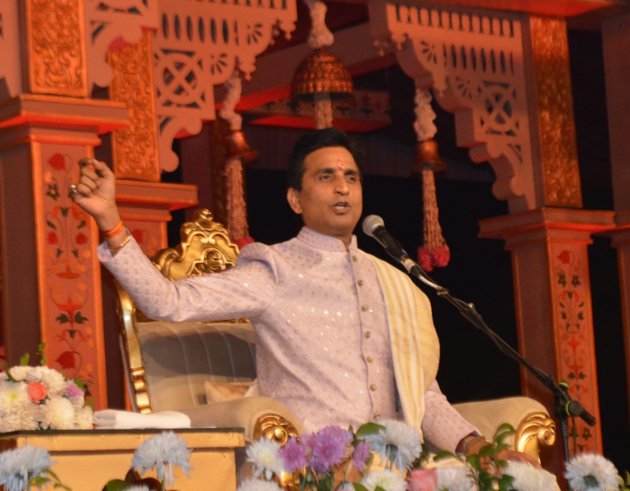 Dr. Kumar Vishwas narrated the story of Ram to the public in Agra Apne Ram program