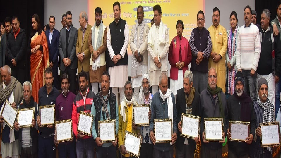 Gharauni distributed to villagers in Aligarh