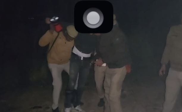 Encounter in Ghazipur One criminal injured another arrested accused in robbery case