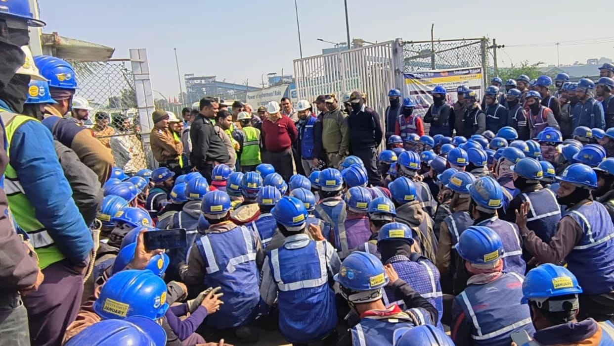 Workers boycott work in Obra C project due to non-payment of salary