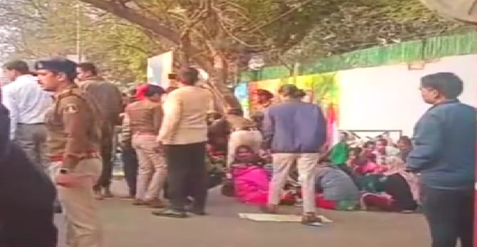 Women teachers in Chhattisgarh gheraoed the finance minister op choudhary bungalow demanding adjustment