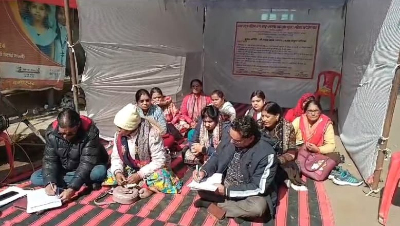 Basic health workers stage protest at CMO office submit memorandum regarding 11 point demands