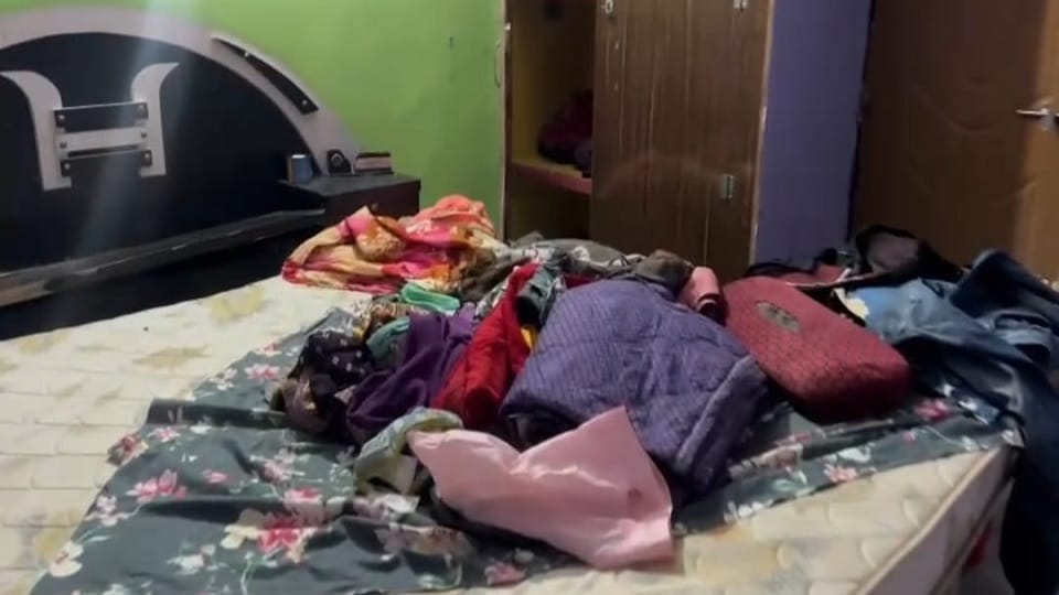 bank employee's family went to a wedding locks of the house were brokenthieves stole goods worth lakhs