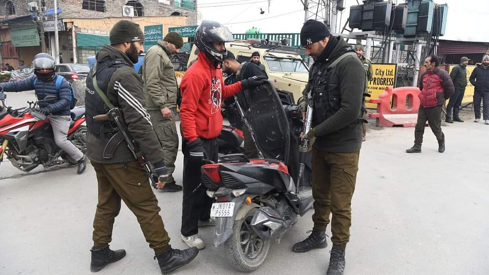 Srinagar: Security forces keep an eye on Lal Chowk, security increased in Srinagar before Republic Day, see th