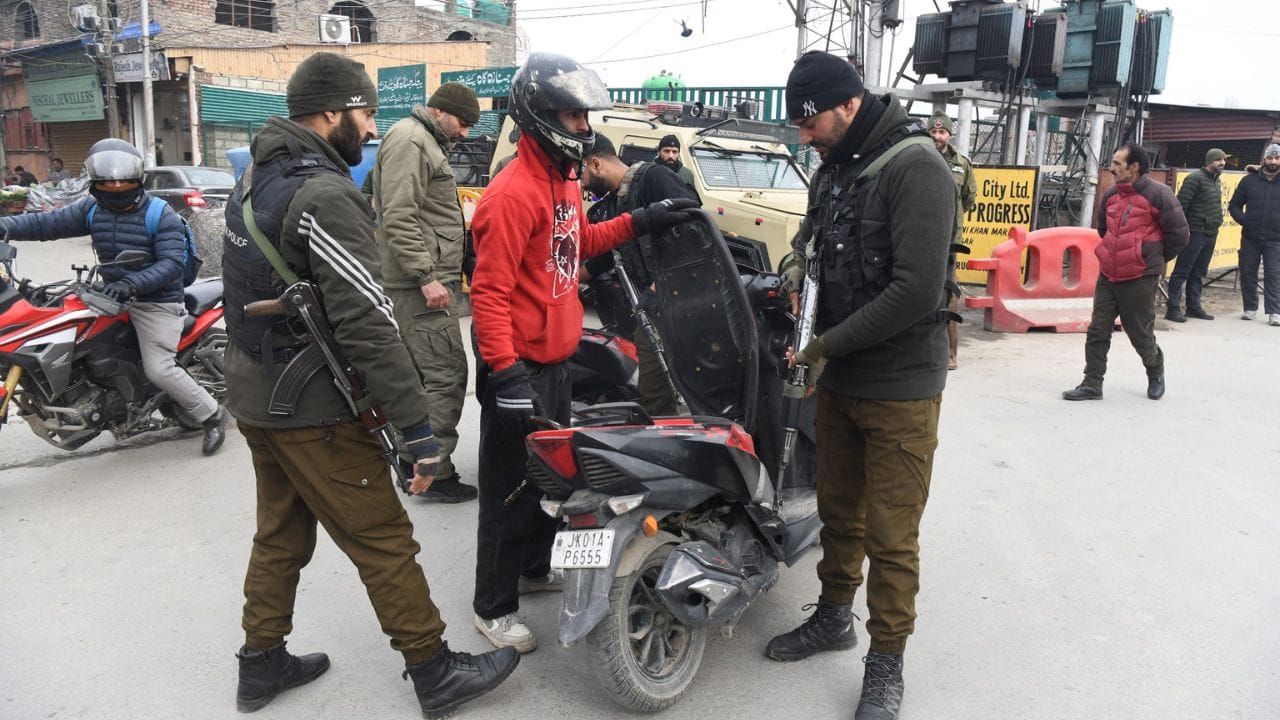 Srinagar: Security forces keep an eye on Lal Chowk, security increased in Srinagar before Republic Day, see th
