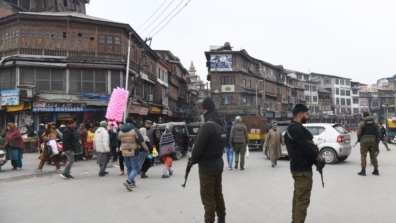 Srinagar: Security forces keep an eye on Lal Chowk, security increased in Srinagar before Republic Day, see th