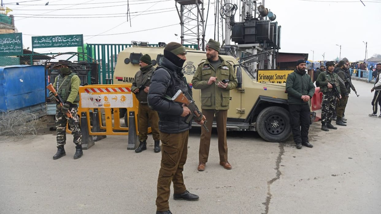 Srinagar: Security forces keep an eye on Lal Chowk, security increased in Srinagar before Republic Day, see th