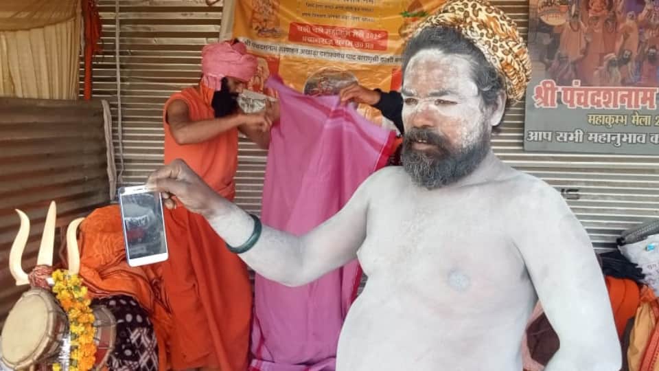 Mahakumbh 2025 Naga sanyasi have own arguments regarding mobile phones