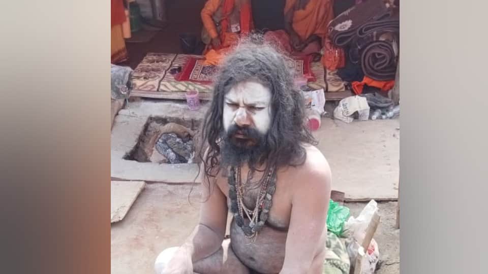 Mahakumbh 2025 Naga sanyasi have own arguments regarding mobile phones