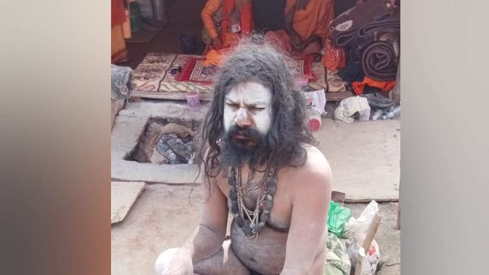 Mahakumbh 2025 Naga sanyasi have own arguments regarding mobile phones