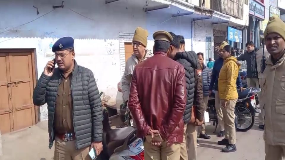 Meerut: Sensation due to finding the dead body of a petrol pump worker, died after falling in an open drain