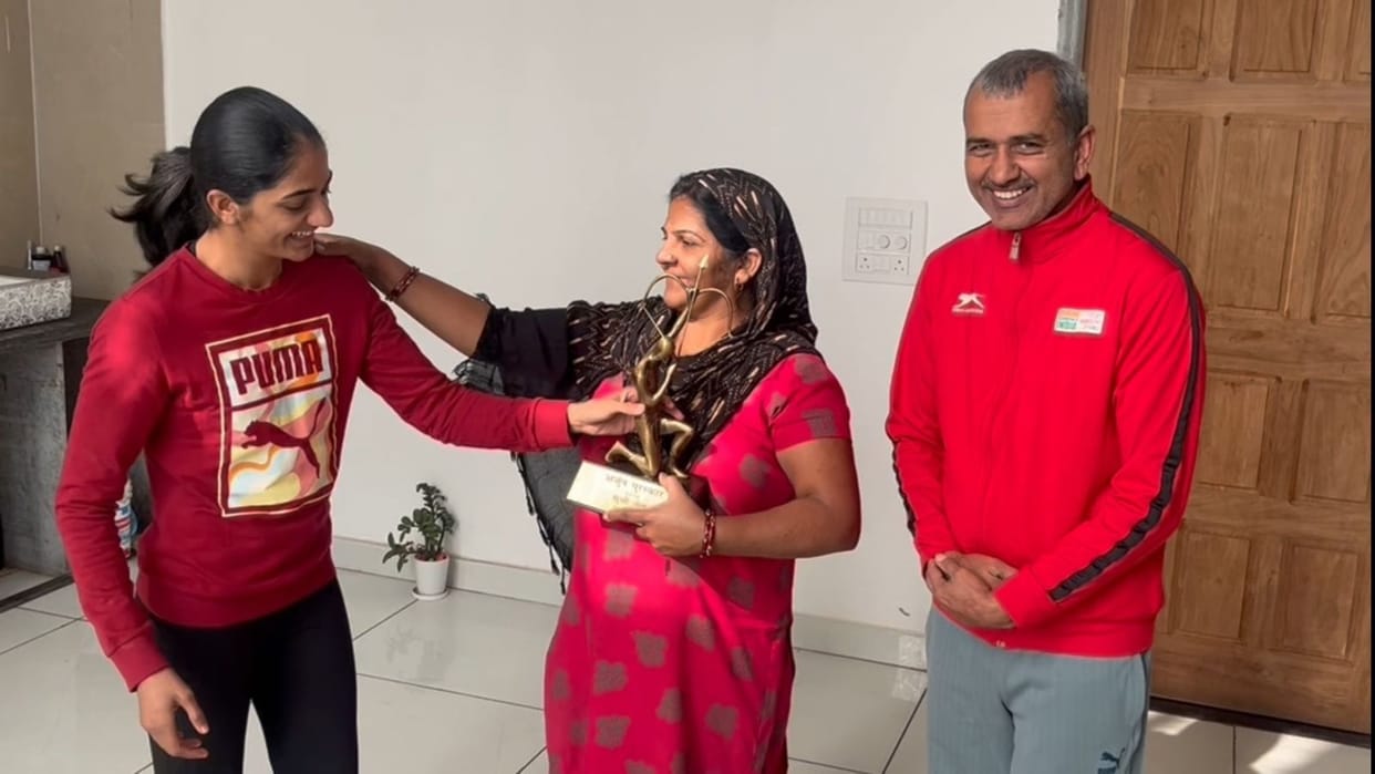 Bhiwani Dhanana female boxer Neetu Ghanghas handed over award to mother in lap after becoming Arjun Awardee