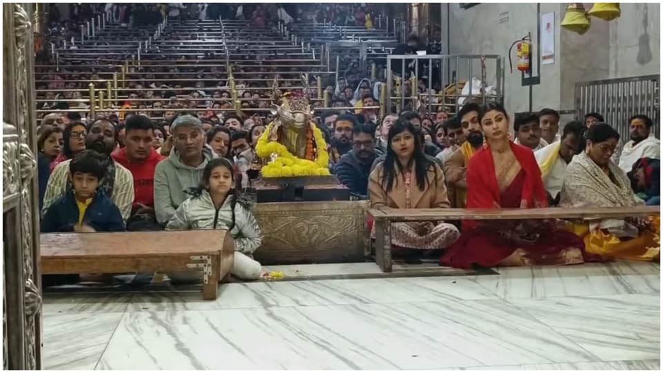 TV Acress Mouni Roy Visited Ujjain Mahakal Participated in Bhasma Aarti Photos News in Hindi
