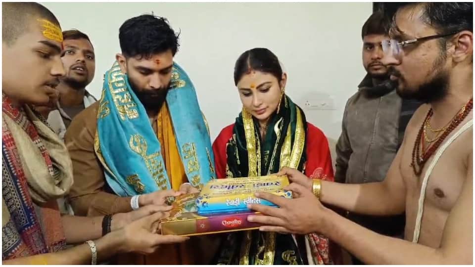 TV Acress Mouni Roy Visited Ujjain Mahakal Participated in Bhasma Aarti Photos News in Hindi