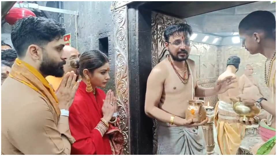 TV Acress Mouni Roy Visited Ujjain Mahakal Participated in Bhasma Aarti Photos News in Hindi